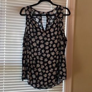 Old Navy tank with daisies XL